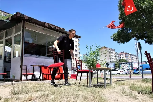 Süper Lig'de mücadele etmişlerdi, çay bahçesinde çalışarak kulübe destek olmaya başladı