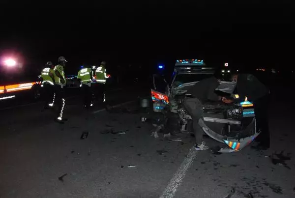 Ters şeride giren cip, jandarma aracıyla çarpıştı: 2'si asker 4 yaralı Ters şeride giren cip, jandarma aracıyla çarpıştı: 2'si asker 4 yaralı