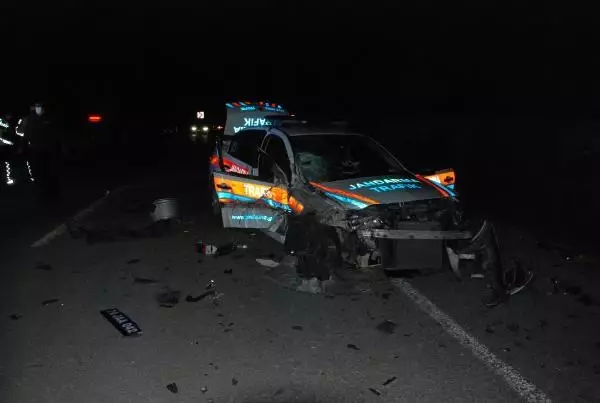 Ters şeride giren cip, jandarma aracıyla çarpıştı: 2'si asker 4 yaralı Ters şeride giren cip, jandarma aracıyla çarpıştı: 2'si asker 4 yaralı