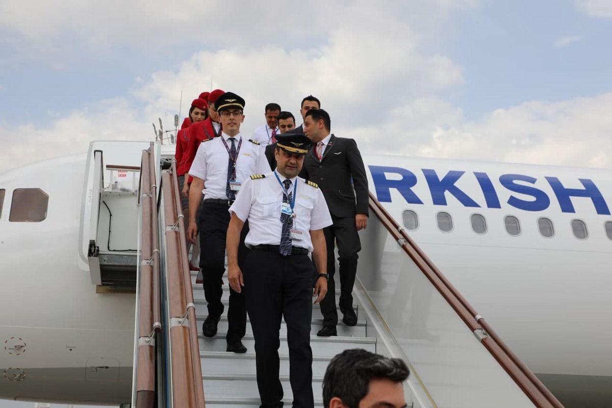 THY'nin İstanbul-Fergana seferini yapan ilk tarifeli uçağı Özbekistan'da törenle karşılandı