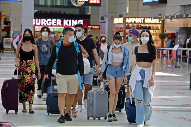 Vaka sayılarının düşmesiyle birlikte Antalya'ya günlük gelen uçak sayısı ikiye katlandı Vaka sayılarının düşmesiyle birlikte Antalya'ya günlük gelen uçak sayısı ikiye katlandı