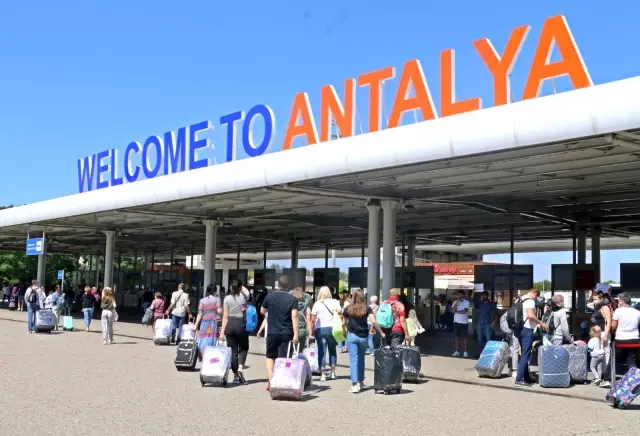 Vaka sayılarının düşmesiyle birlikte Antalya'ya günlük gelen uçak sayısı ikiye katlandı Vaka sayılarının düşmesiyle birlikte Antalya'ya günlük gelen uçak sayısı ikiye katlandı