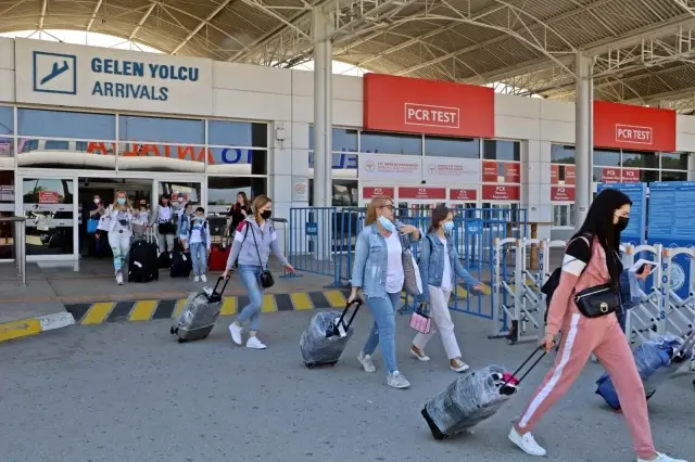 Vaka sayılarının düşmesiyle birlikte Antalya'ya günlük gelen uçak sayısı ikiye katlandı Vaka sayılarının düşmesiyle birlikte Antalya'ya günlük gelen uçak sayısı ikiye katlandı