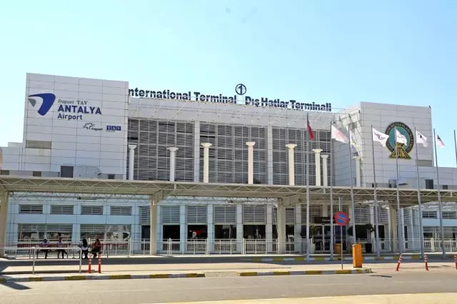Vaka sayılarının düşmesiyle birlikte Antalya'ya günlük gelen uçak sayısı ikiye katlandı Vaka sayılarının düşmesiyle birlikte Antalya'ya günlük gelen uçak sayısı ikiye katlandı