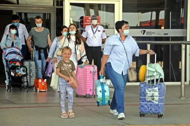 Vaka sayılarının düşmesiyle birlikte Antalya'ya günlük gelen uçak sayısı ikiye katlandı Vaka sayılarının düşmesiyle birlikte Antalya'ya günlük gelen uçak sayısı ikiye katlandı