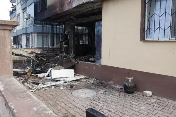 YANAN EVDEKİ PATLAMALAR MAHALLELİYİ SOKAĞA DÖKTÜ YANAN EVDEKİ PATLAMALAR MAHALLELİYİ SOKAĞA DÖKTÜ