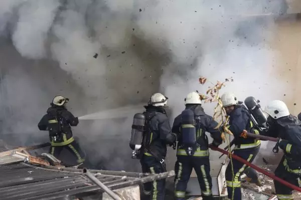 YANAN EVDEKİ PATLAMALAR MAHALLELİYİ SOKAĞA DÖKTÜ YANAN EVDEKİ PATLAMALAR MAHALLELİYİ SOKAĞA DÖKTÜ