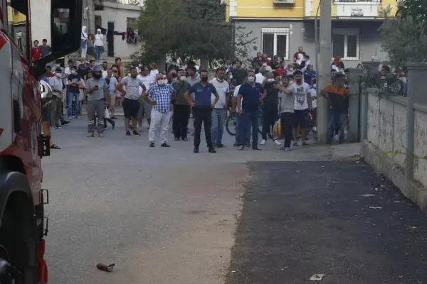 YANAN EVDEKİ PATLAMALAR MAHALLELİYİ SOKAĞA DÖKTÜ YANAN EVDEKİ PATLAMALAR MAHALLELİYİ SOKAĞA DÖKTÜ