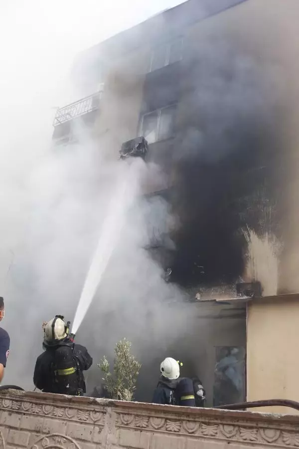 YANAN EVDEKİ PATLAMALAR MAHALLELİYİ SOKAĞA DÖKTÜ YANAN EVDEKİ PATLAMALAR MAHALLELİYİ SOKAĞA DÖKTÜ