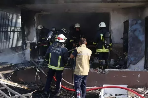 YANAN EVDEKİ PATLAMALAR MAHALLELİYİ SOKAĞA DÖKTÜ YANAN EVDEKİ PATLAMALAR MAHALLELİYİ SOKAĞA DÖKTÜ