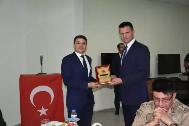 Yüksekova'da tayini çıkan hakim ve savcılar için veda programı düzenlendi