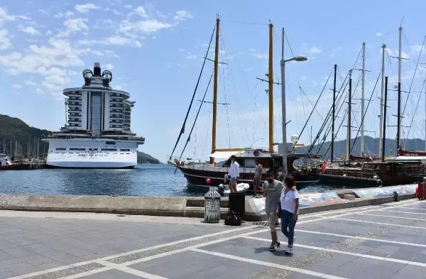 MUĞLA 'YÜZEN KASABA', MARMARİS'E DEMİR ATTI