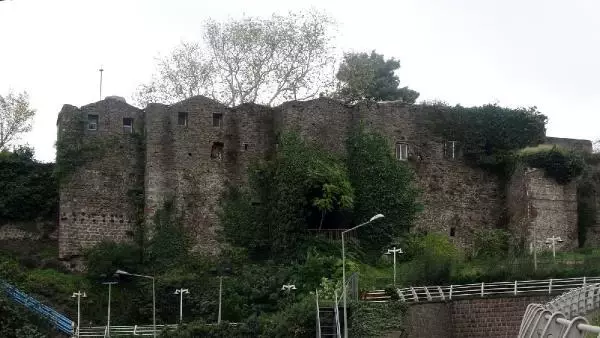 700 yıllık kalenin varisi olan aile, yeni bir davaya hazırlanıyor! Manastır Kalesi de onlara aitmiş 700 yıllık kalenin varisi olan aile, yeni bir davaya hazırlanıyor! Manastır Kalesi de onlara aitmiş