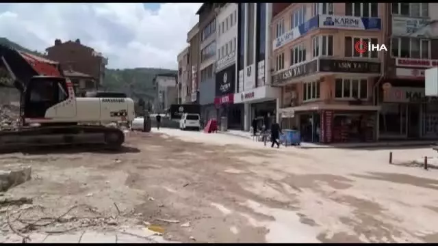 Afyonkarahisar Belediyesi'nden kontrolsüz ve güvenliksiz yıkım- Yıkım yapan iş makineleri arasında çocuklar dolaştı, görevliler izledi Afyonkarahisar Belediyesi'nden kontrolsüz ve güvenliksiz yıkım- Yıkım yapan iş makineleri arasında çocuklar dolaştı, görevliler izledi