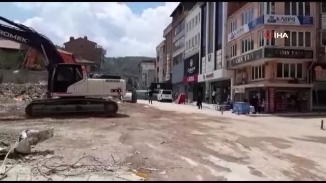 Afyonkarahisar Belediyesi'nden kontrolsüz ve güvenliksiz yıkım- Yıkım yapan iş makineleri arasında çocuklar dolaştı, görevliler izledi Afyonkarahisar Belediyesi'nden kontrolsüz ve güvenliksiz yıkım- Yıkım yapan iş makineleri arasında çocuklar dolaştı, görevliler izledi