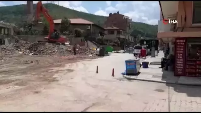 Afyonkarahisar Belediyesi'nden kontrolsüz ve güvenliksiz yıkım- Yıkım yapan iş makineleri arasında çocuklar dolaştı, görevliler izledi Afyonkarahisar Belediyesi'nden kontrolsüz ve güvenliksiz yıkım- Yıkım yapan iş makineleri arasında çocuklar dolaştı, görevliler izledi