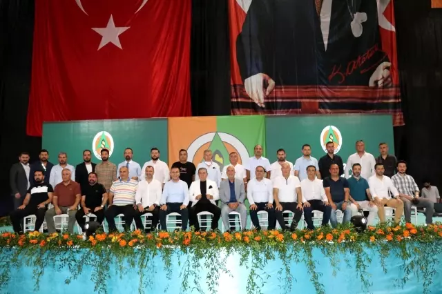 Alanyaspor'da Hasan Çavuşoğlu güven tazeledi Alanyaspor'da Hasan Çavuşoğlu güven tazeledi