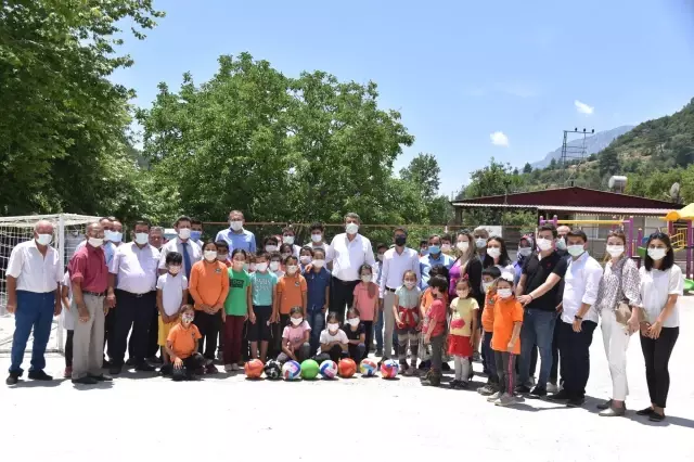 Anamur Belediyesi okullara spor malzemesi desteğine devam ediyor
