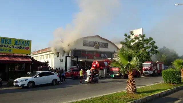Antalya'da zincir markette yangın paniği