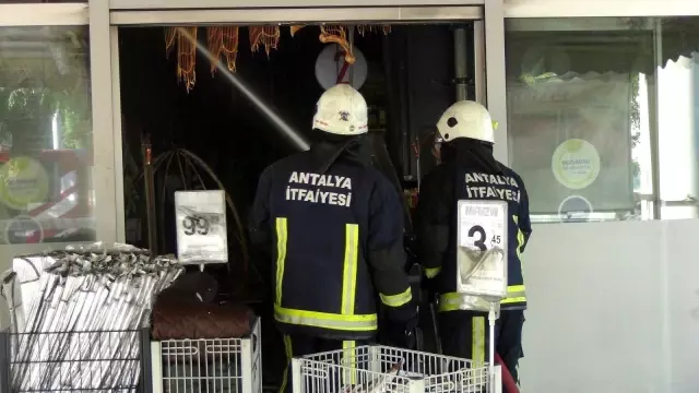 Antalya'da zincir markette yangın paniği