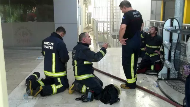 Antalya'da zincir markette yangın paniği