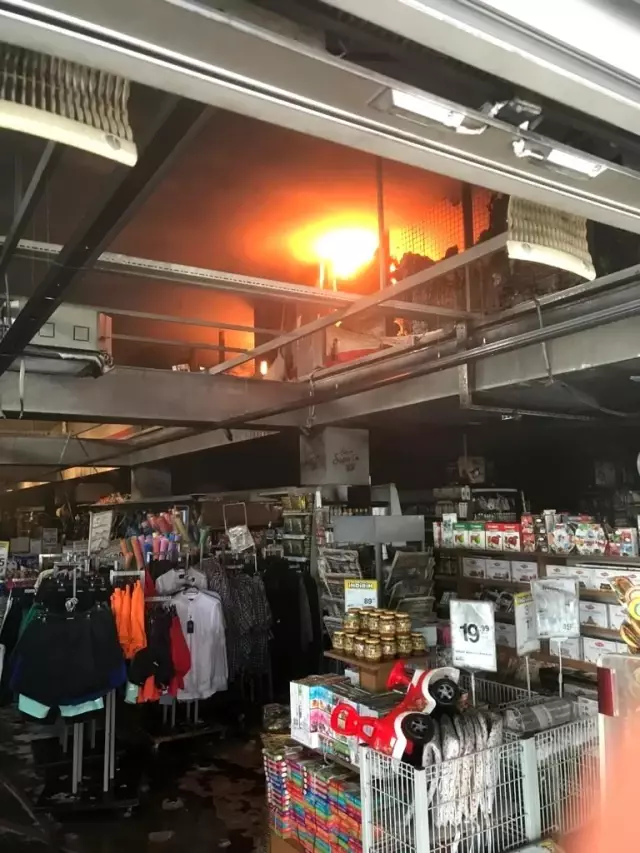 Antalya'da zincir markette yangın paniği