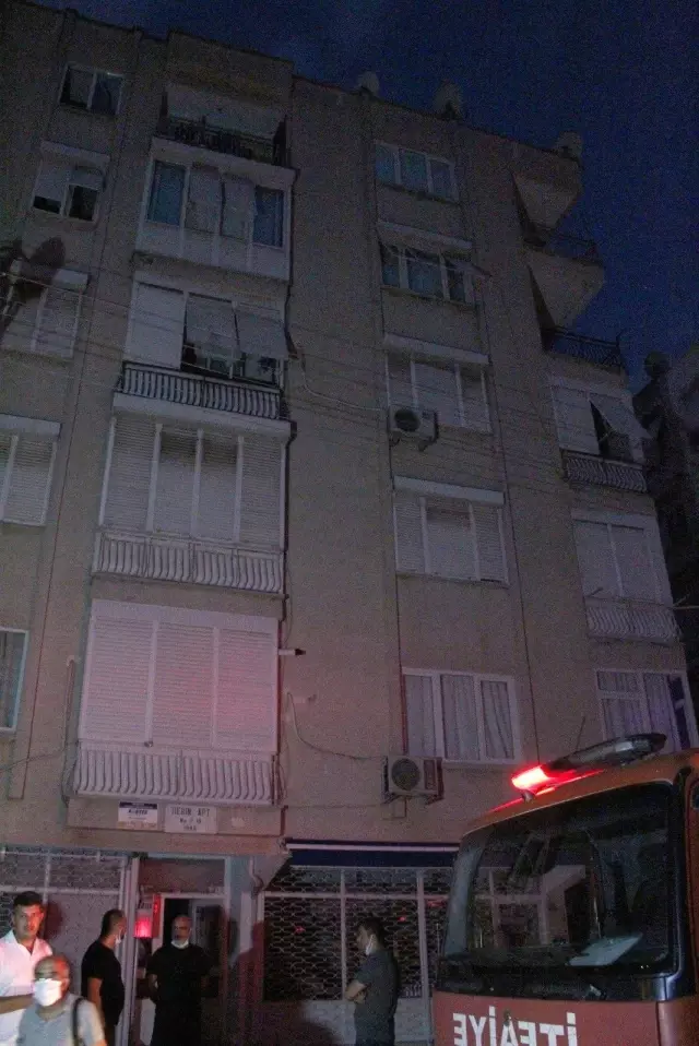 Son dakika haber: Balkonda ateş yakıp kendini eve kilitledi, çıkarken kalabalığı selamladı Son dakika haber: Balkonda ateş yakıp kendini eve kilitledi, çıkarken kalabalığı selamladı