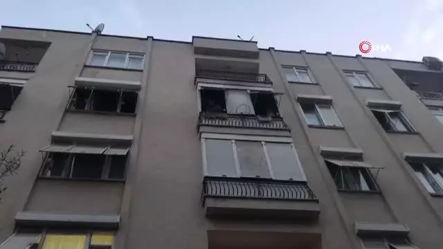 Son dakika haber | Balkonda ateş yakıp kendini eve kilitledi, çıkarken kalabalığı selamladı Son dakika haber | Balkonda ateş yakıp kendini eve kilitledi, çıkarken kalabalığı selamladı