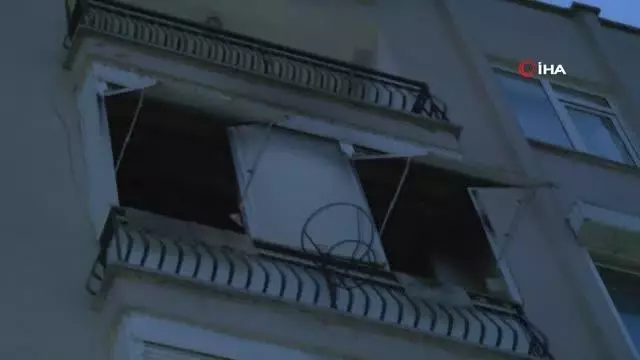 Son dakika haber | Balkonda ateş yakıp kendini eve kilitledi, çıkarken kalabalığı selamladı Son dakika haber | Balkonda ateş yakıp kendini eve kilitledi, çıkarken kalabalığı selamladı