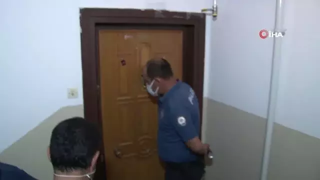 Son dakika haber | Balkonda ateş yakıp kendini eve kilitledi, çıkarken kalabalığı selamladı Son dakika haber | Balkonda ateş yakıp kendini eve kilitledi, çıkarken kalabalığı selamladı