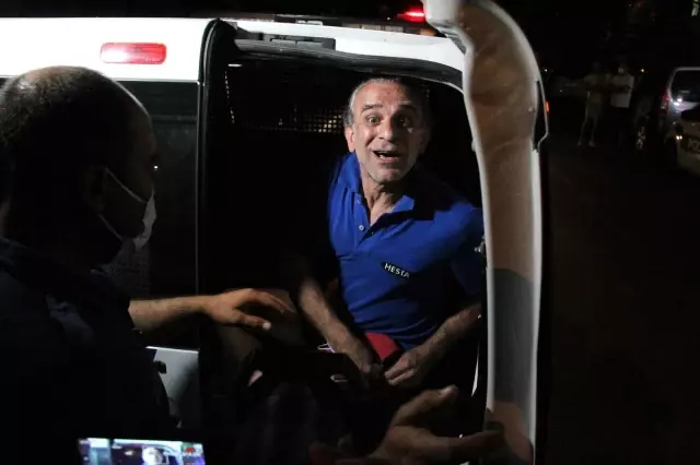Son dakika haber: Balkonda ateş yakıp kendini eve kilitledi, çıkarken kalabalığı selamladı Son dakika haber: Balkonda ateş yakıp kendini eve kilitledi, çıkarken kalabalığı selamladı