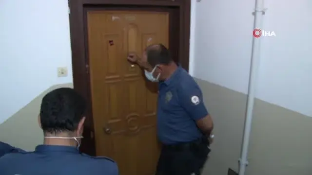 Son dakika haber | Balkonda ateş yakıp kendini eve kilitledi, çıkarken kalabalığı selamladı Son dakika haber | Balkonda ateş yakıp kendini eve kilitledi, çıkarken kalabalığı selamladı