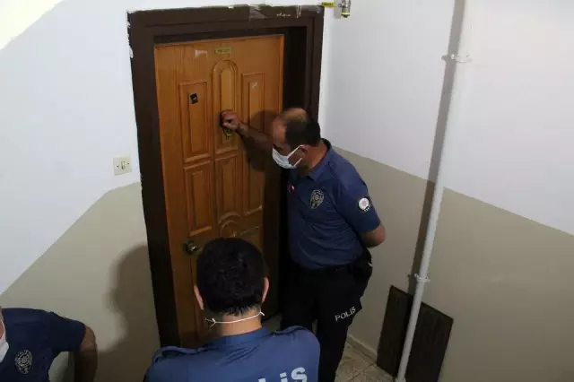 Son dakika haber: Balkonda ateş yakıp kendini eve kilitledi, çıkarken kalabalığı selamladı Son dakika haber: Balkonda ateş yakıp kendini eve kilitledi, çıkarken kalabalığı selamladı
