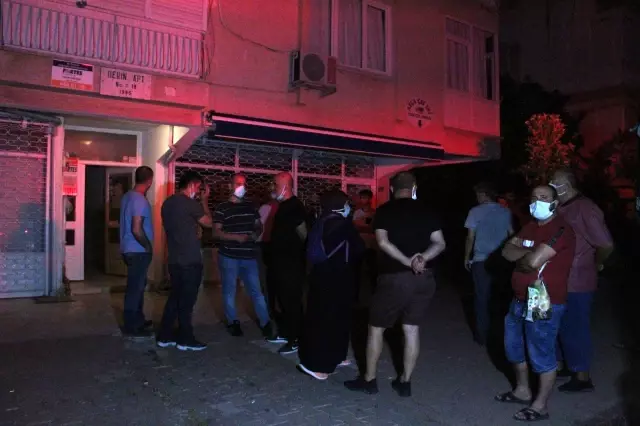 Son dakika haber: Balkonda ateş yakıp kendini eve kilitledi, çıkarken kalabalığı selamladı Son dakika haber: Balkonda ateş yakıp kendini eve kilitledi, çıkarken kalabalığı selamladı