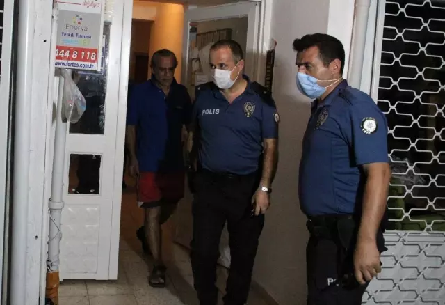 Son dakika haber: Balkonda ateş yakıp kendini eve kilitledi, çıkarken kalabalığı selamladı Son dakika haber: Balkonda ateş yakıp kendini eve kilitledi, çıkarken kalabalığı selamladı