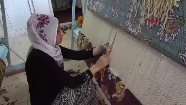 BİTLİS HİZANLI KADINLAR, HALI VE KİLİM DOKUMACILIĞINI ÖĞRENİYOR