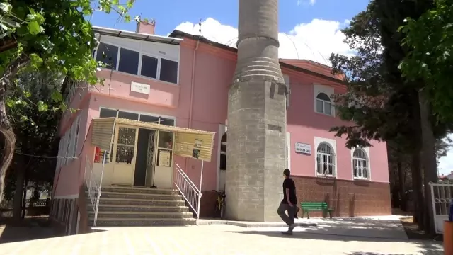 Cami imamı, kendisinden yardım isteyen şahsın bıçaklı saldırısına uğradı