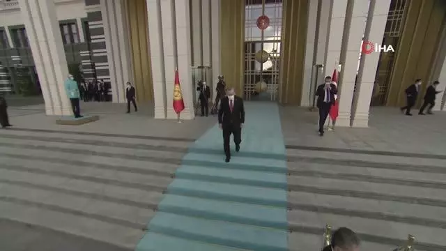 Son dakika haber... Cumhurbaşkanı Erdoğan, Kırgız Cumhuriyeti Cumhurbaşkanı Caparov'u resmi törenle karşıladı