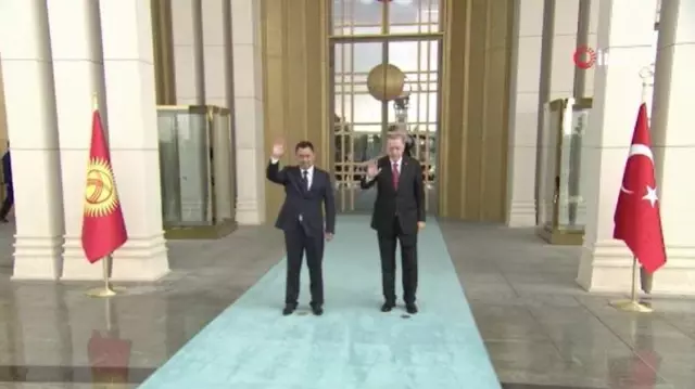 Son dakika haber... Cumhurbaşkanı Erdoğan, Kırgız Cumhuriyeti Cumhurbaşkanı Caparov'u resmi törenle karşıladı