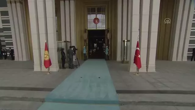 Son dakika haber... Cumhurbaşkanı Erdoğan, Kırgız Cumhuriyeti Cumhurbaşkanı Caparov'u resmi törenle karşıladı