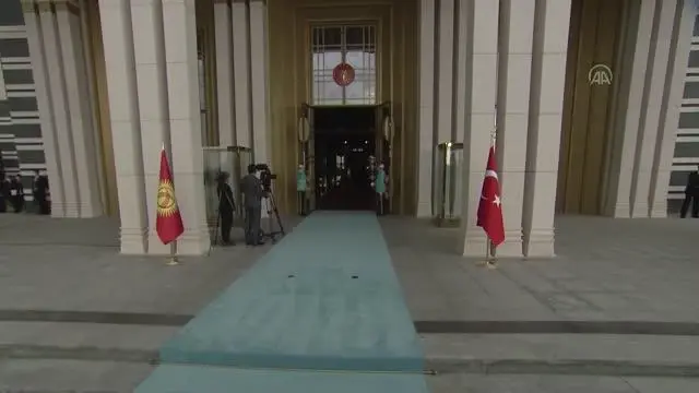 Son dakika haber... Cumhurbaşkanı Erdoğan, Kırgız Cumhuriyeti Cumhurbaşkanı Caparov'u resmi törenle karşıladı