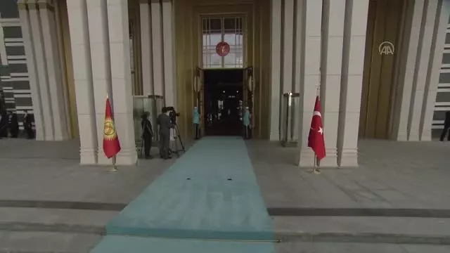 Son dakika haber... Cumhurbaşkanı Erdoğan, Kırgız Cumhuriyeti Cumhurbaşkanı Caparov'u resmi törenle karşıladı