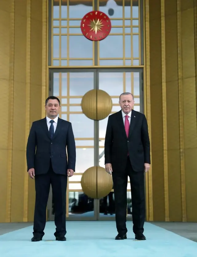Son dakika haber... Cumhurbaşkanı Erdoğan, Kırgız Cumhuriyeti Cumhurbaşkanı Caparov'u resmi törenle karşıladı