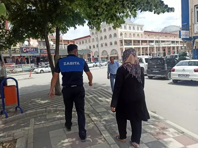 Dilenciyi suç üstü yapan zabıta şahsı toplu ulaşım aracına bindirip ilçeden çıkardı Dilenciyi suç üstü yapan zabıta şahsı toplu ulaşım aracına bindirip ilçeden çıkardı