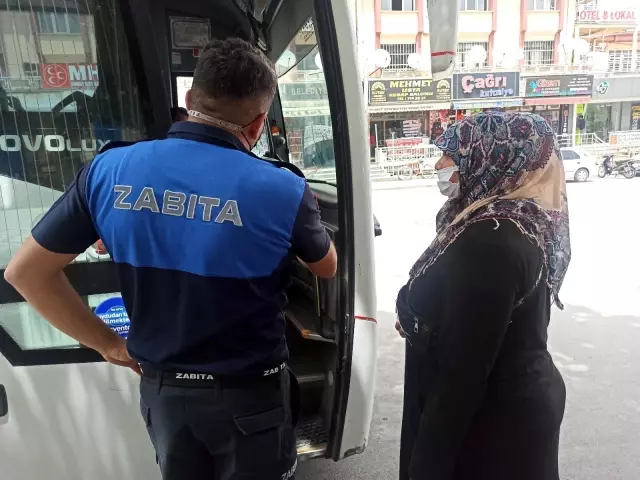 Dilenciyi suç üstü yapan zabıta şahsı toplu ulaşım aracına bindirip ilçeden çıkardı Dilenciyi suç üstü yapan zabıta şahsı toplu ulaşım aracına bindirip ilçeden çıkardı
