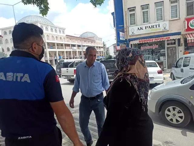 Dilenciyi suç üstü yapan zabıta şahsı toplu ulaşım aracına bindirip ilçeden çıkardı Dilenciyi suç üstü yapan zabıta şahsı toplu ulaşım aracına bindirip ilçeden çıkardı