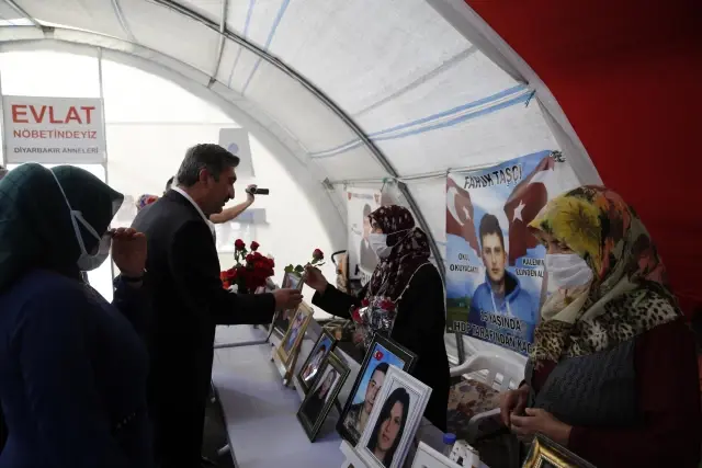 Diyarbakır annelerine destek ziyaretleri sürüyor