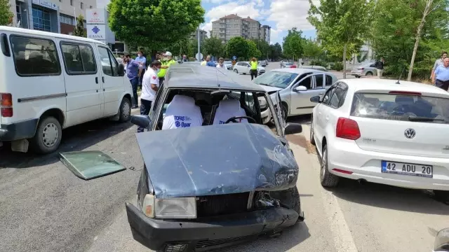Ehliyetsiz sürücü ters yöne girdi, iki otomobile çarptı: 2 yaralı