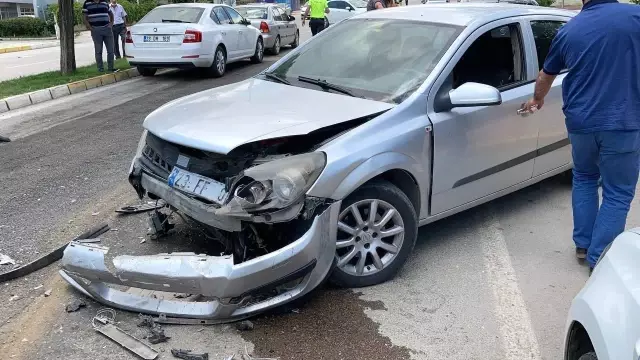 Ehliyetsiz sürücü ters yöne girdi, iki otomobile çarptı: 2 yaralı