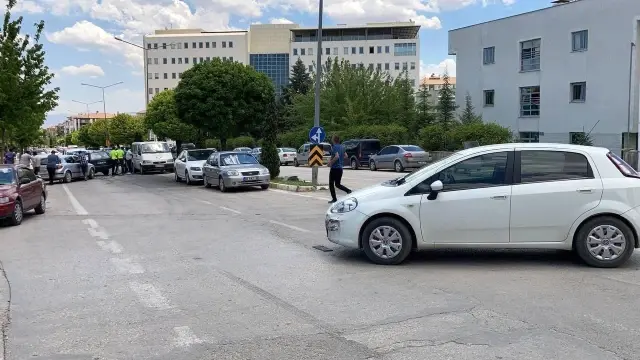Ehliyetsiz sürücü ters yöne girdi, iki otomobile çarptı: 2 yaralı
